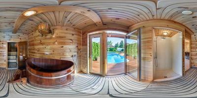 panorama hdri 360 sphérique complet en projection équirectangulaire harmonieuse dans une salle de bains intérieure en bois russe dans une maison de vacances avec chaise longue près de la piscine contenu vr photo