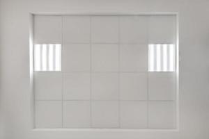 plafond tendu ou suspendu à cassette avec lampes halogènes carrées et construction de cloisons sèches dans une pièce vide de la maison ou du bureau avec colonne. vue en l'air photo