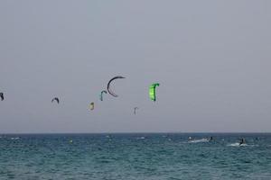 planche à voile, kitesurf, sports nautiques et éoliens propulsés par des voiles ou des cerfs-volants photo