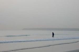 pêche au bord de la plage, pêche traditionnelle comme passe-temps photo