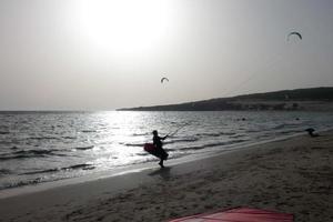 planche à voile, kitesurf, sports nautiques et éoliens propulsés par des voiles ou des cerfs-volants photo