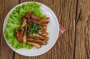 Cou de porc grillé sur une table en bois photo