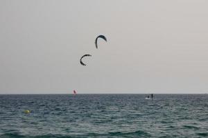 planche à voile, kitesurf, sports nautiques et éoliens propulsés par des voiles ou des cerfs-volants photo