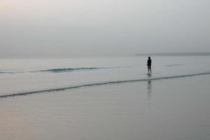 pêche au bord de la plage, pêche traditionnelle comme passe-temps photo