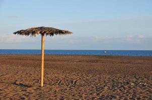 parasol rustique sur la plage photo