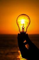 concept énergétique avec lampe au coucher du soleil photo