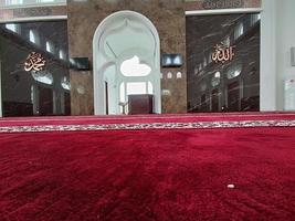 intérieurs de la mosquée jami baitul kudus, bogor, indonésie. photo