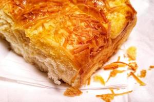 Gâteau au fromage fait maison isolé sur fond blanc photo