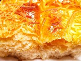 Gâteau au fromage fait maison isolé sur fond blanc photo