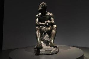 Rome, Italie. 22 novembre 2019 -statue de cuivre grec pugiliste boxeur à rome photo