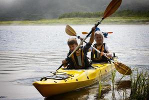 kamchatka, russie - 10 juin 2021 - la femme avec un enfant sur le lac et balade en kayak photo
