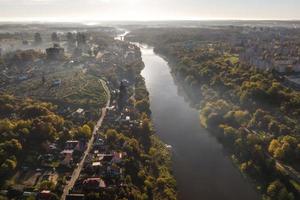 matin brumeux plus tôt et vue panoramique aérienne sur le château médiéval et la promenade surplombant la vieille ville et les bâtiments historiques près d'une large rivière avec pont photo