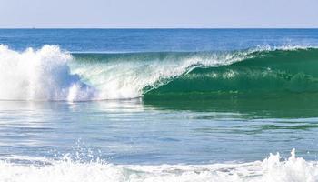 De grosses vagues de surfeurs extrêmement énormes à la plage de puerto escondido au mexique. photo