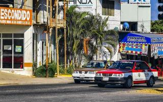 puerto escondido oaxaca mexique 2023 voiture de taxi rouge orange colorée à puerto escondido mexique. photo