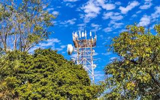 rayonnement de la tour rouge blanc 5g à puerto escondido mexique. photo