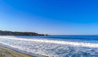 plage de vagues de surfeurs extrêmement énormes la punta zicatela mexique. photo