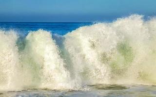 De grosses vagues de surfeurs extrêmement énormes à la plage de puerto escondido au mexique. photo