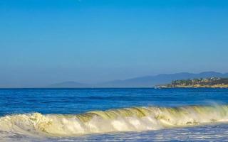 De grosses vagues de surfeurs extrêmement énormes à la plage de puerto escondido au mexique. photo