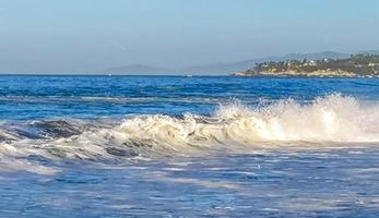 De grosses vagues de surfeurs extrêmement énormes à la plage de puerto escondido au mexique. photo