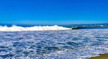 De grosses vagues de surfeurs extrêmement énormes à la plage de puerto escondido au mexique. photo