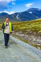 jeune randonneur avec appareil photo montagnes paysage parc national de rondane norvège.