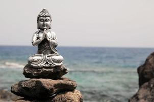 miniature de bouddha sur des rochers photo