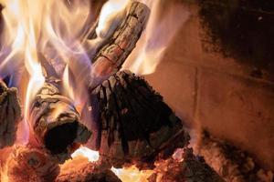 flammes sur bois dans la cheminée photo