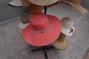 Chapeaux femme classique à vendre dans un magasin photo