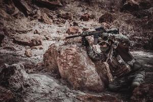 les soldats des forces spéciales sur les guerres dans le désert, les thaïlandes, les soldats de l'armée utilisent un ordinateur portable pour voir la carte avec satellite, utilisant la radio pour communiquer pendant l'opération militaire photo