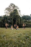 un groupe de thaïlandais pose dans un costume doré tout en se produisant à l'intérieur du village photo