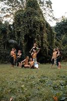 des danseurs indonésiens posent avec leur corps tout en portant un costume doré traditionnel de javanais photo