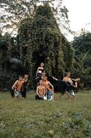 des danseurs indonésiens posent avec leur corps tout en portant un costume doré traditionnel de javanais photo