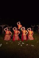 les danseurs asiatiques prennent la pose avec des mouvements de danse tout en exécutant la danse traditionnelle de la compétition photo