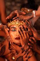 visages d'homme triste couverts par beaucoup de mains avec des tatouages au henné tout en portant une couronne d'or photo