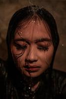 dépression fille couverte d'eau en pleurant seule dans la salle de bain photo