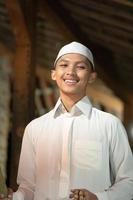 bel homme islamique avec une robe musulmane blanche dans la nuit noire photo