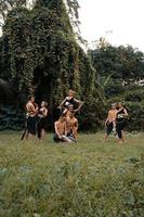 des danseurs indonésiens posent avec leur corps tout en portant un costume doré traditionnel de javanais photo