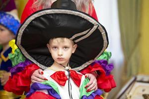 biélorussie, ville de gomil, 21 mai 2021. vacances pour enfants. petit garçon en costume national mexicain. photo