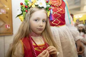 biélorussie, ville de gomil, 21 mai 2021. vacances pour enfants. petite fille ukrainienne ou biélorusse en costume national. photo