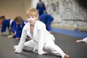biélorussie, ville de gomil, 15 décembre 2021. école de judo pour enfants. le garçon est engagé dans le judo. photo