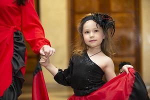 biélorussie, ville de gomel, 21 mai 2021 vacances pour enfants dans la ville. petite fille en costume national espagnol. photo