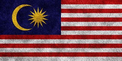 drapeau malaisien sur un fond texturé. collage conceptuel. photo