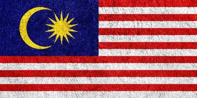 drapeau malaisien sur un fond texturé. collage conceptuel. photo