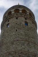 tour de galata, symbole d'istanbul. bâtiment historique en pierre construit par des génois. photo