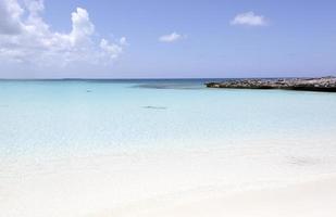 île paradisiaque plage vide et eaux transparentes photo