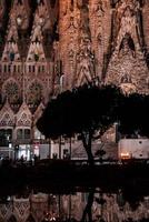 vue nocturne de la cathédrale de la sagrada familia. impressionnante cathédrale photo