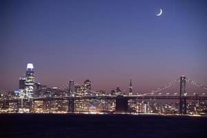 paysage urbain de san francisco avec croissant de lune photo