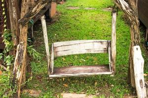 balançoire en bois dans le jardin photo