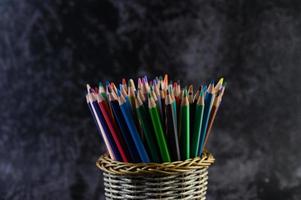 crayons de couleur dans un étui à crayons, mise au point sélective