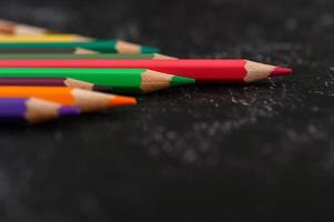Crayons colorés en forme de triangle avec espace copie photo